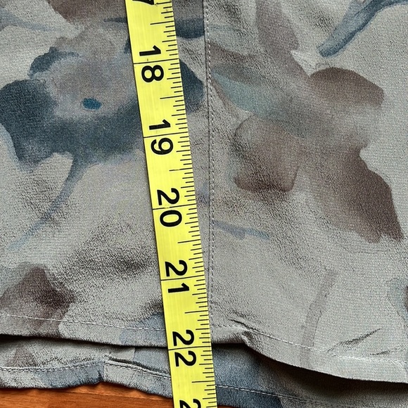 Casual Corner women’s silk floral button down blouse office workwear Size 12 - Picture 7 of 7
